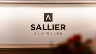 Sallier Bauträger Schriftzug an Wand im Büro in Lüneburg